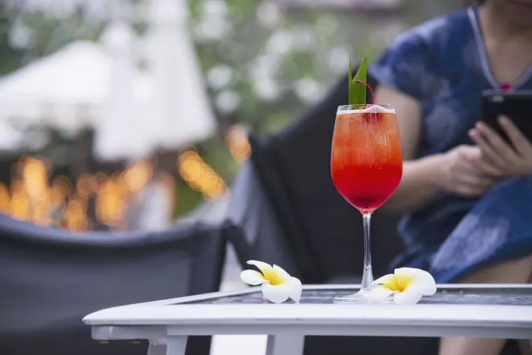 Prendre un Apérol Spritz au bord du canal, Grimaud, Lily's