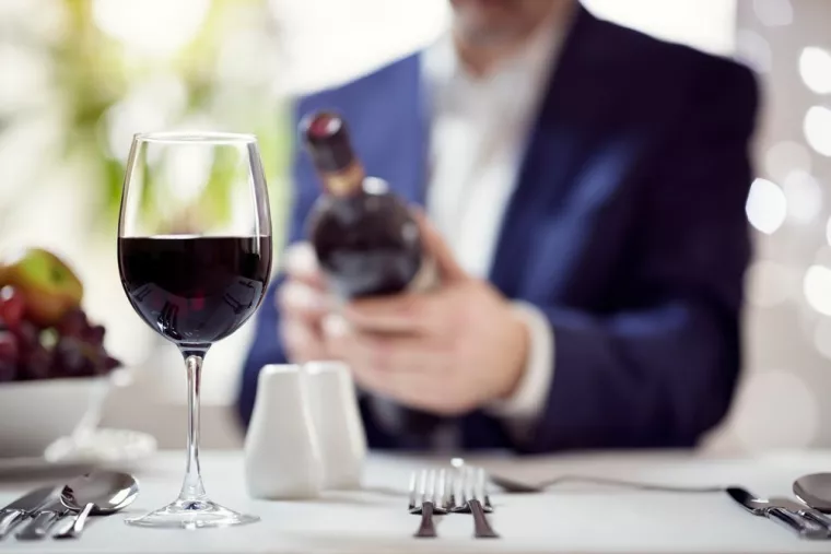 Prendre un verre de vin en fin de journée avec des collègues le long du canal, Grimaud, Lily's