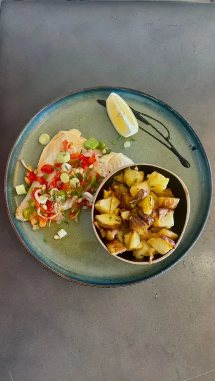 Manger du poisson frais dans un beau cadre à Grimaud, Grimaud, Lily's